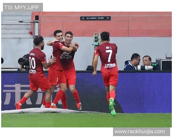 上海海港全力冲击冠军巅峰之战鏖战到底展现球队无畏拼搏精神