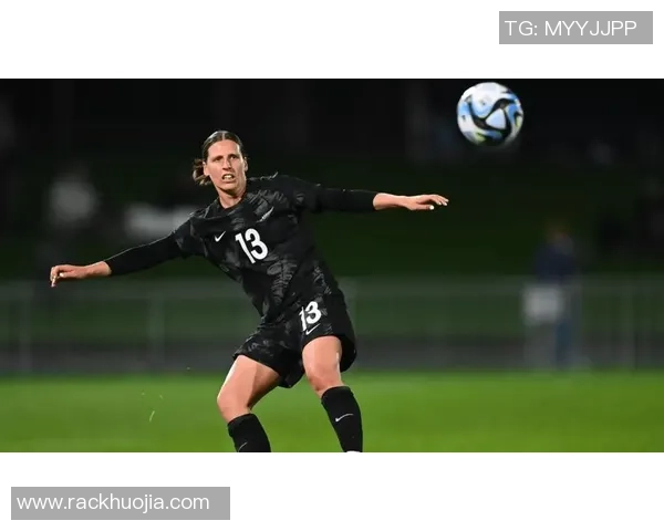 围绕足球明星探索绿茵英雄成长与荣耀传奇之路全景纪实篇章魅力探